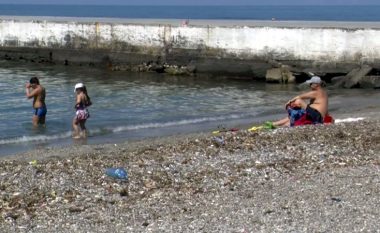 Mbërrijnë turistët e parë të huaj në plazhin e Durrësit, ankohen për ambientin (Video)