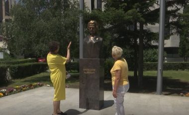 Qyetarët me mendime të ndryshme rreth bustit të Medelenie Albright (Video)