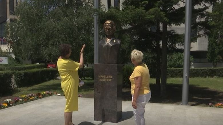 Qyetarët me mendime të ndryshme rreth bustit të Medelenie Albright (Video)