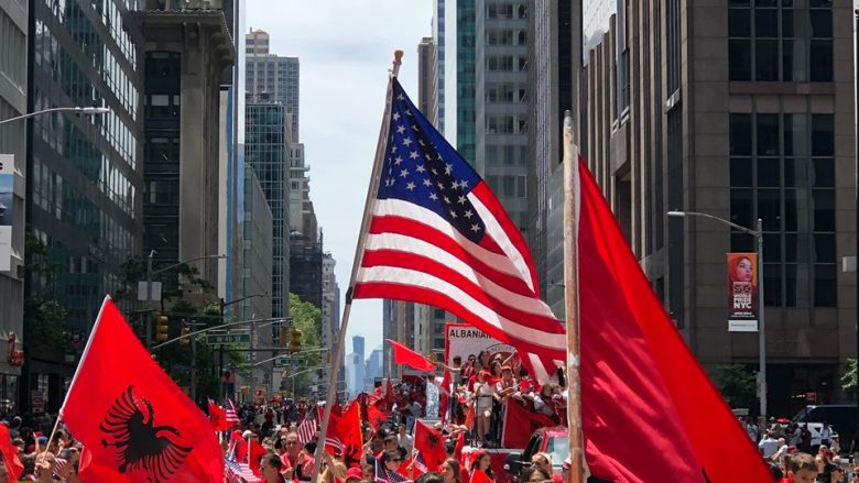 Shqiptarët në New York mbajnë marsh për Çamërinë (Foto/Video)