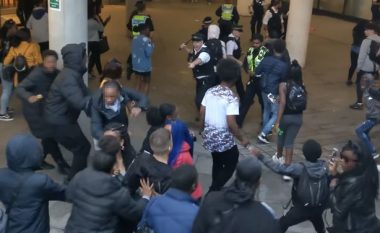 Banda e 100 të rinjve “bombardojnë” policët me shishe jashtë një qendre tregtare në Londër (Foto/Video)