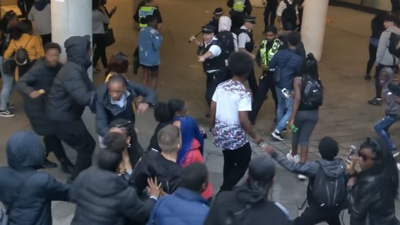 Banda e 100 të rinjve “bombardojnë” policët me shishe jashtë një qendre tregtare në Londër (Foto/Video)