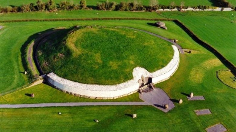 Më i vjetër dhe më misterioz edhe se Piramidat e Egjiptit – historia e varrit Newgrange në Irlandë (Foto/Video)