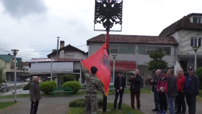 Çegrani dhe Forina ngrisin flamurin kombëtar, bëhen përgatitje për të shënuar 20 vjetorin e strehimit të shqiptarëve nga Kosova (Video)