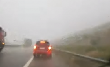Shi dhe breshër në autostradën Prishtinë – Prizren, automjetet detyrohen të ndalën anash rrugës (Video)