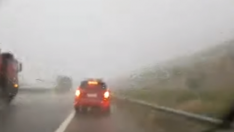 Shi dhe breshër në autostradën Prishtinë – Prizren, automjetet detyrohen të ndalën anash rrugës (Video)