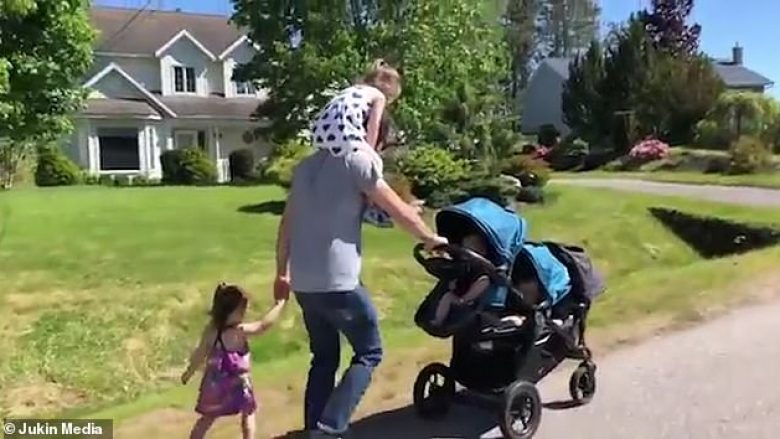 Ky baba tregon se si mund të nxjerrim pesë fëmijë të vegjël bashkë, në shëtitje (Video)