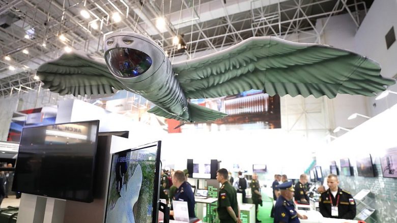 “Zogu që mund të mashtrojë armikun”: Rusia zbulon një dron në formë të një bufi (Video)