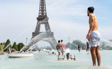Temperaturat e larta po “ziejnë” Francën, 12 fotografi që tregojnë se çfarë po bëjnë njerëzit për t’i shpëtuar të nxehtit (Foto)