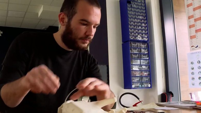 Studenti kosovar që ndërton dorë robotike (Video)