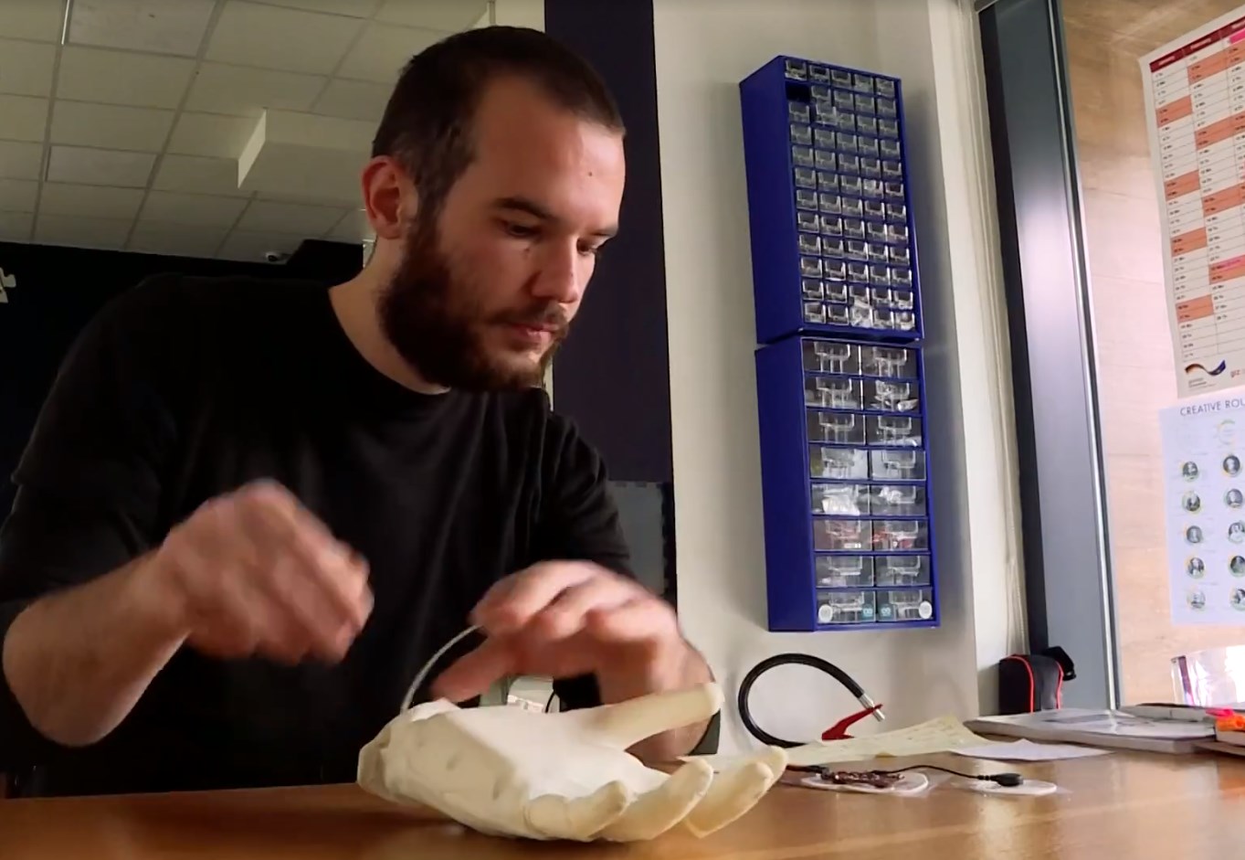 Studenti kosovar që ndërton dorë robotike (Video)
