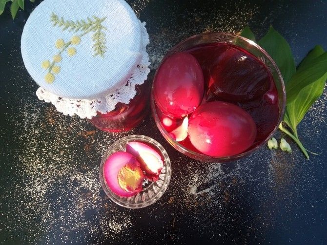 Diç e re dhe shumë e shijshme Vezë me panxhar të kuq janë shtojcë e