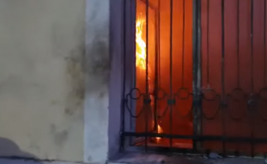 Shpërthehet KZAZ-ja në një shkollë në Shkodër, përfaqësuesit e PD-së i vënë flakën një klase