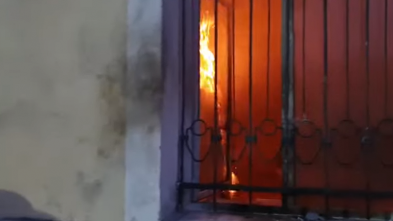 Shpërthehet KZAZ-ja në një shkollë në Shkodër, përfaqësuesit e PD-së i vënë flakën një klase