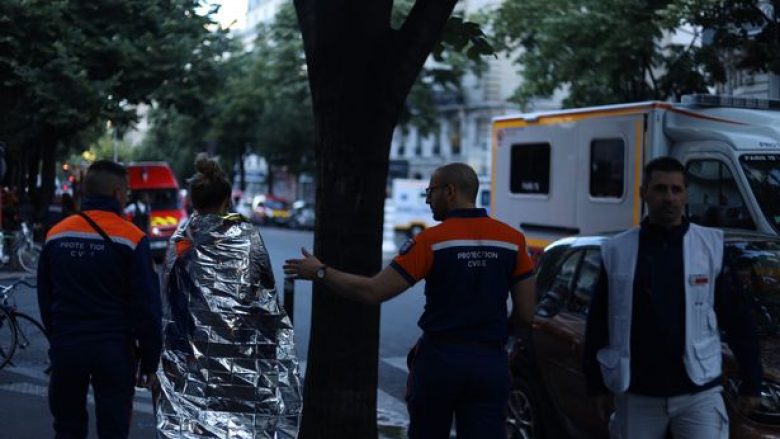 Zjarri përfshiu një bllok apartamentesh në qendër të Parisit, tre të vdekur – një grua kërceu nga dritarja