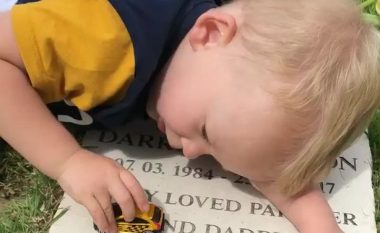 Prekëse: Përveçse luan, dyvjeçari edhe i këndon babait, tek varri i tij (Video)