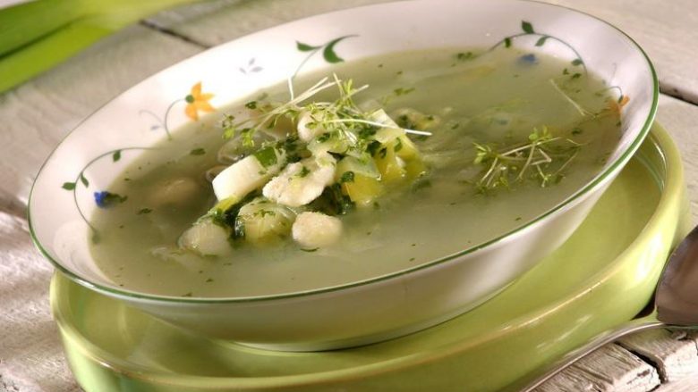 Supë detoksi nga zarzavatet: Nuk ka asgjë më mirë se kur të bashkohen bizelet, majdanozi, spinaqi dhe selinoja!