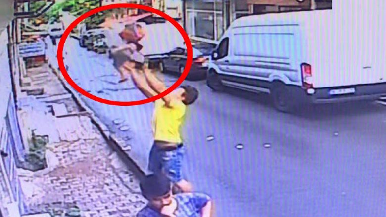 Shpëtoi vogëlushen që ra nga dritarja e një banese në Turqi, adoleshenti merr edhe një shpërblim nga familja e saj (Video)