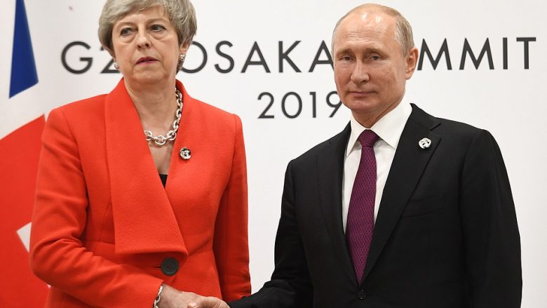 Shtrëngim duarsh si në një funeral: Reagimi i “ftohtë” i kryeministres britanike gjatë takimit me Putinin (Video)