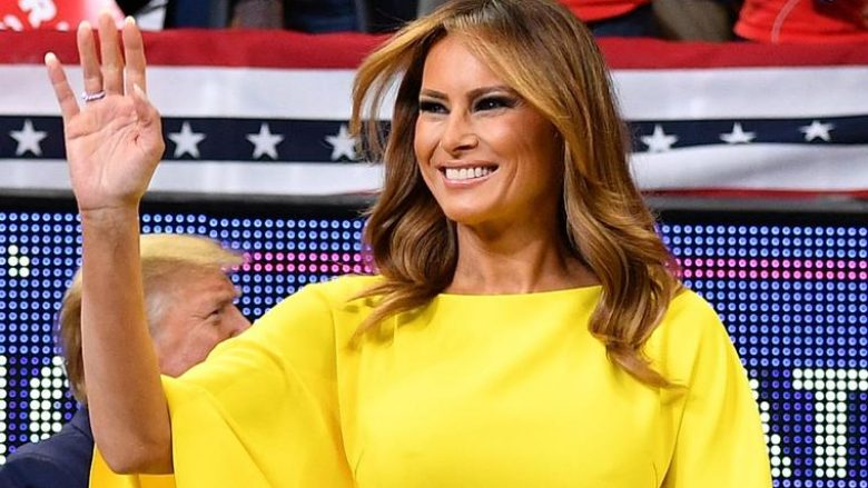 Kombinim më i guximshëm i Melania Trump: Kombinezoni i verdhë ka ngritur të gjithë në këmbë!