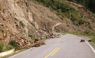 Rrëshqitje të dheut në rrugën Dellçevë-Makedoska Kamenicë