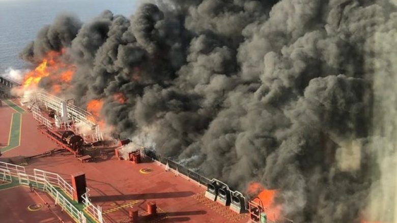 Sulmi i një anije cisternë në brigjet e Iranit, publikohen imazhet dramatike (Foto/Video)