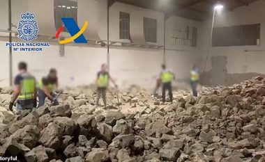 Policia spanjolle gjen qindra kilogramë kokainë të fshehur në gurë, përdorën çekiçët për t’i shkatërruar (Video)