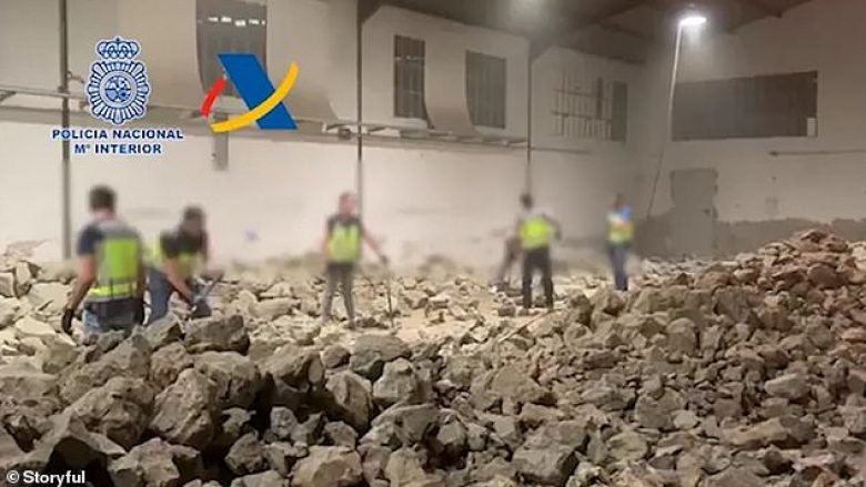 Policia spanjolle gjen qindra kilogramë kokainë të fshehur në gurë, përdorën çekiçët për t’i shkatërruar (Video)
