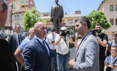 Haradinaj dhe Tahiri bëjnë homazhe tek shtatorja e “Hasan Prishtinës” në Vushtrri
