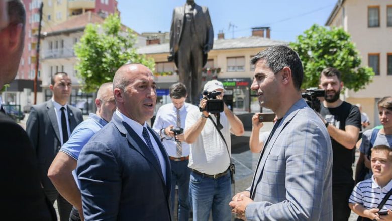 Haradinaj dhe Tahiri bëjnë homazhe tek shtatorja e “Hasan Prishtinës” në Vushtrri