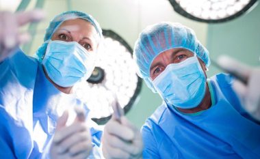 Me siguri jeni kureshtar: Çfarë ndodh kur kirurgu duhet patjetër të shkojë në tualet, ndërkaq është duke bërë operacion të gjatë?