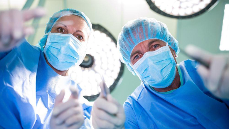 Me siguri jeni kureshtar: Çfarë ndodh kur kirurgu duhet patjetër të shkojë në tualet, ndërkaq është duke bërë operacion të gjatë?
