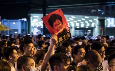 Mijëra protestues kërkojnë dorëheqjen e udhëheqëses së Hong Kongut