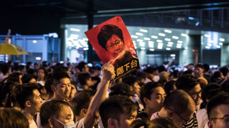 Mijëra protestues kërkojnë dorëheqjen e udhëheqëses së Hong Kongut
