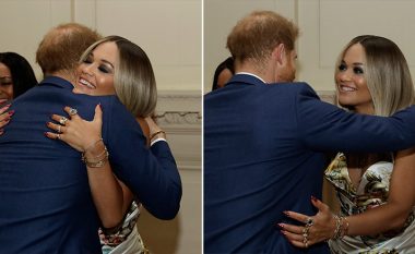 Rita Ora duket atraktive ndërsa takohet dhe i jep një përqafim të ngrohtë Princit Harry në koncertin e tij bamirës