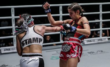 Alma Juniku mposhtet nga Stamp Fairtex për titullin e botës në ‘Muay Thai’