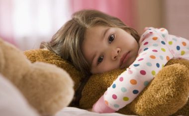 Fëmijët nuk po flenë aq sa duhet dhe ky është gabimi më i madh i prindërve të sotëm
