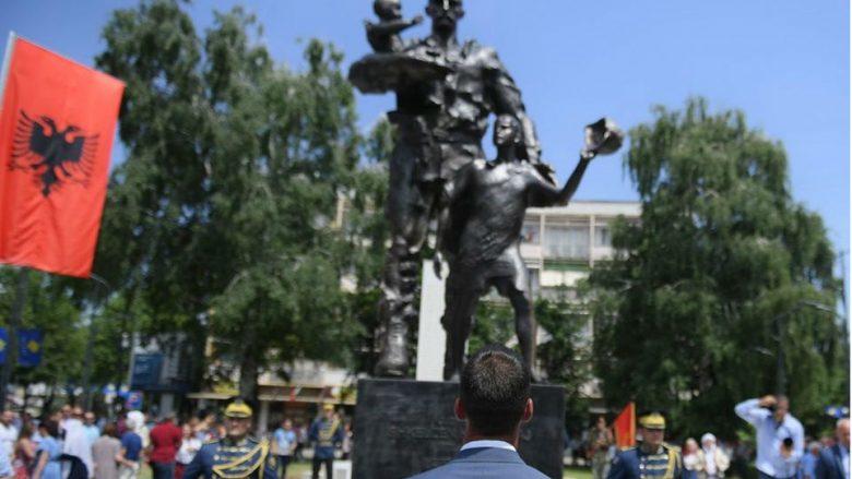 Dedikim prekës i djalit të heroit Shkëlzen Haradinaj, Luani: Shkëlzen, e ndjej se po më mban në dorë sot