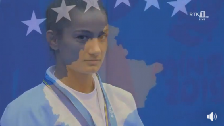 Momenti i intonimit të himnit dhe ngritja e flamurit të Kosovës kur Majlinda Kelmendi u stolis me medaljen e artë