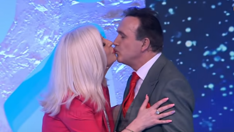 Mihrija dhe Naimi puthen ‘live’ në emision