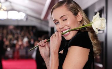 Miley Cyrus kërkon falje sërish për komentet kundërthënëse që bëri ndaj hip-hopit në vitin 2017