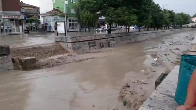 Vërshime në qytetin e Negotinës, lumi del nga shtrati