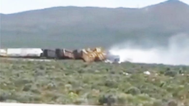 Një tren që thuhet se mbante granata dhe bomba ka dalë nga shinat në Nevada – pamje nga vendi i ngjarjes (Video)