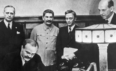 Zbardhet marrëveshja e Stalinit me Hitlerin