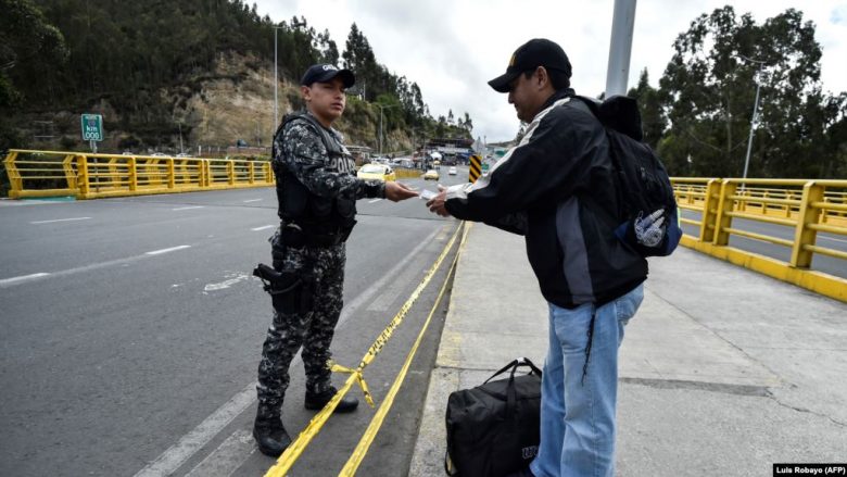 Mijëra emigrantë nga Venezuela presin të kalojnë kufirin në Peru
