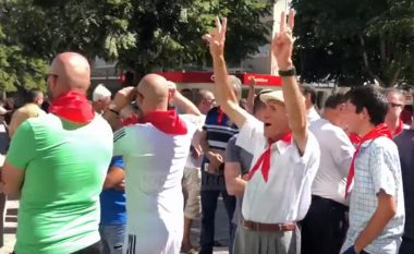 Protestë në Korçë me shall të kuq, valle dhe këngë për Enver Hoxhën (Video)