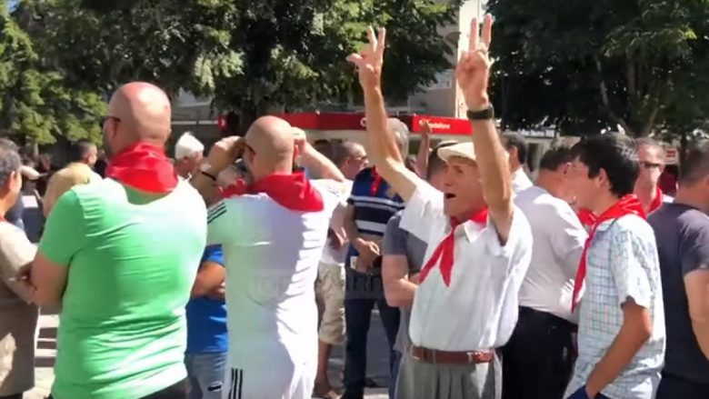 Protestë në Korçë me shall të kuq, valle dhe këngë për Enver Hoxhën (Video)