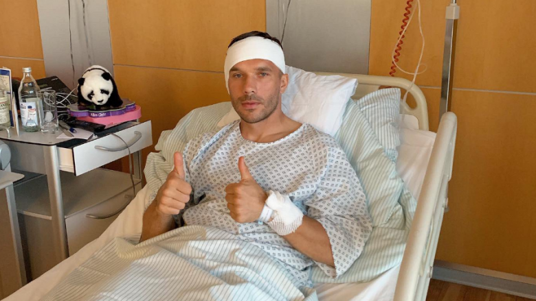 Podolski publikon fotografi nga spitali: Ndihem mirë pas operacionit