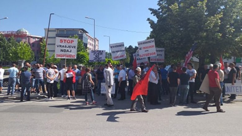 Në protestë në Tetovë u kërkua nga Kuvendi të legalizohet publikimi i “bombave”
