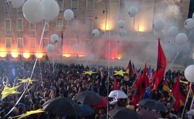 Protesta e dhunshme e opozitës në Tiranë (Foto)